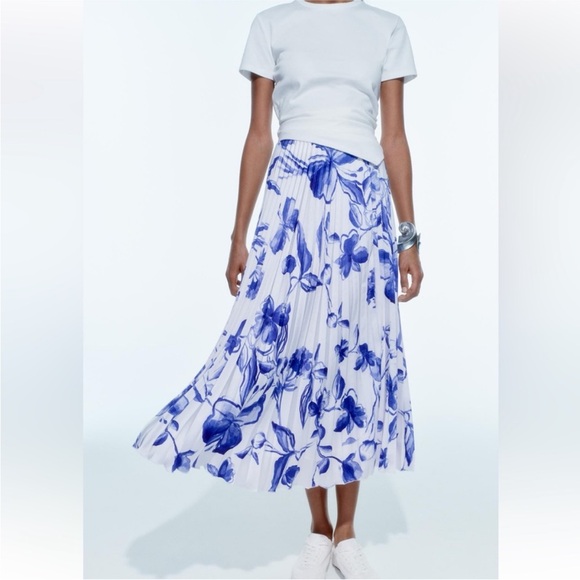 Zara pleated midi skirt with white and blue floral design - Picture 3 of 9